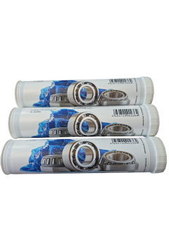Das Bild zeigt das Etikett eines Schmierfetts namens Techmolith - Blue Langzeitfett der Marke TECHMOL. Im Hintergrund ist ein als blaue Grafik stilisierter, großer Lastwagen mit Anhänger zu sehen. Links oben befindet sich das grüne Firmenlogo von TECHMOL. Darunter steht GVO in einem grünen Symbol. Zentral oben ist der Produktname Techmolith -Blue Langzeitfett zu lesen sowie eine Beschreibung: Blaues, lithiumverseiftes EP-Schmierfett. Eignet sich zur Wälz- und Gleitlagerschmierung, als Einheitsfett für Kraftfahrzeuge, Baumaschinen und landwirtschaftliche Geräte. Kann auch zur Schmierung von langsamen Zahnrädern, Gelenken, Bolzen und Führungen verwendet werden. Gute Haftfähigkeit. DIN 51502: KP2K-30; ISO: L-XCCHB2. Temperaturbereich: -30°–120°C. Farbe: blau. Die Anwendung ist in Englisch beschrieben. Unten links beträgt das Gewicht 400 g, darunter steht die Nummer 902364. Mittig unten ist eine stilisierte blaue Schmierfettkartusche abgebildet, daneben das Wort Eurokartusche. Rechts unten befindet sich ein Barcode und rechts darüber ein QR-Code. Ganz unten sind die Kontaktdaten und Adresse des Herstellers TPMS24 GmbH & Co.KG.