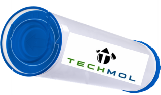 Das Bild zeigt einen zylinderförmigen Wasserfilter mit einem transparenten Gehäuse und blauen Endkappen, auf dem ein rechteckiges weißes Etikett mit dem Logo und Schriftzug „TECHMOL“ angebracht ist, wobei das Logo aus einem stilisierten schwarzen Buchstaben „T“ mit zwei Tropfensymbolen links und rechts besteht, der Schriftzug „TECH“ ist grün und „MOL“ blau.