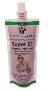 Das Bild zeigt eine befüllte Kunststoff-Quetschpackung mit Schraubverschluss. Auf der Vorderseite steht oben „Made in Germany“ und darunter das Logo sowie der Schriftzug „TECHMOL“. Darunter befindet sich der Slogan „We keep the World running“, gefolgt von der Produktbezeichnung „Super 2T“ und der Beschreibung „Zweitakt - Motorenöl Selbstmischend Teilsynthetisch“. Weiter unten ist eine Illustration einer Frau in rotem Kleid, die mit einem blauen Motorroller sitzt. Darunter steht: „Spezifikation: SAE30; API: TC. Empfehlungen: Global GC; JASO FC; T.I.S.I Teilsynthetisches Zweitaktmotorenöl mit Benzin Stabilisator für Gemisch- und Getrenntschmierung, keine Entmischung“. Am unteren Rand: „100ml www.techmol.de info@techmol.de Tel. 07072 922922“.